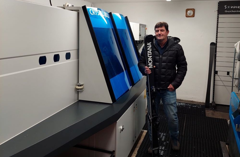 Intersport Greil met nieuwe skiservicemachine MONTANA CRYSTAL ROCK Referentieproject Skiserviceapparaat CRYSTAL ROCK, Intersport Greil, Deggendorf, DE, 2022