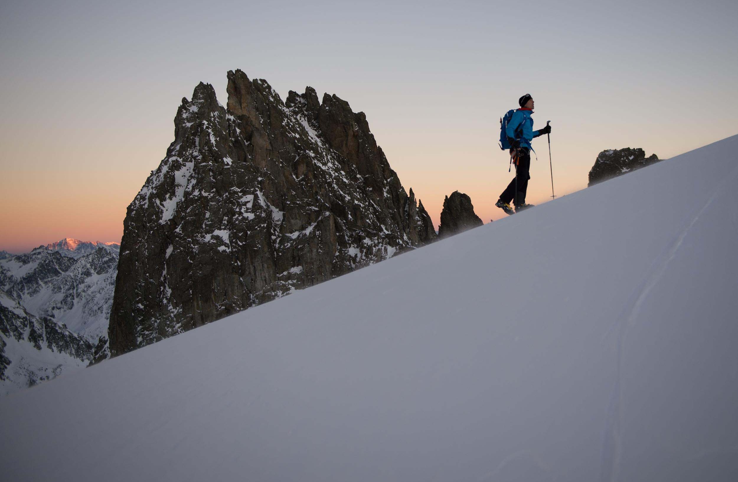 Il tour sciistico di Dani Arnold all'alba