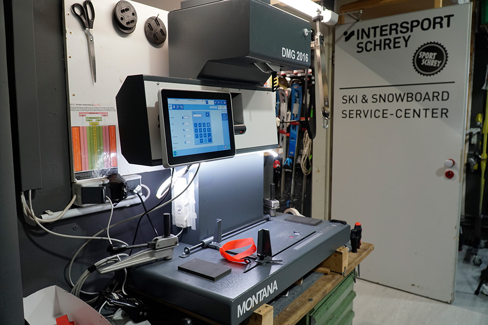 Sport Schrey avec la nouvelle machine de service pour skis MONTANA CRYSTAL ROCK Projet de référence Sport Schrey, Pforzheim, DE, 2022, vue de l'appareil de mesure des fixations DMG Plus